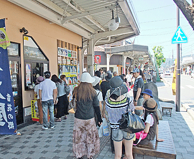 鳥取県境港市の水木しげるロードの入込客数が8月23日で、200万人を突破した。