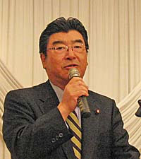 講演する小沢鋭仁IR議連副会長