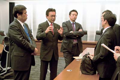 総会後、対策室に粘り強く意見する川内会長