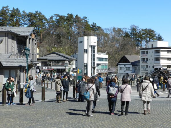 温泉街は変わらぬ賑わい 若者や外国人客に活路 4月から 草津温泉スキー場 に変更 群馬県 草津温泉 旬刊旅行新聞 株式会社旅行新聞新社