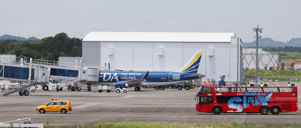 制限区域内走るバスツアーが人気　成田や羽田など国内各空港で