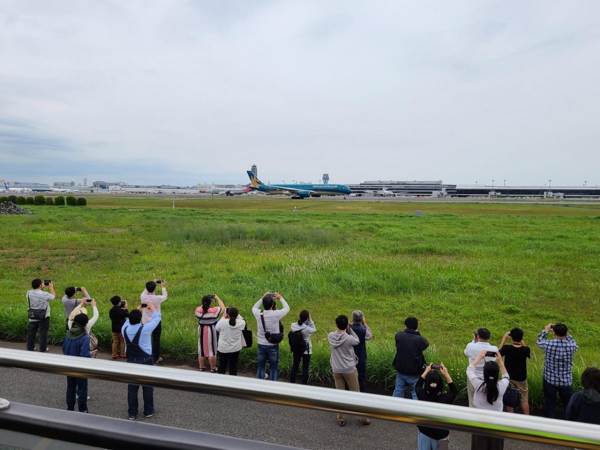 一般公開していない成田空港のエリアをオープントップバスで巡る　9月からツアーを開始