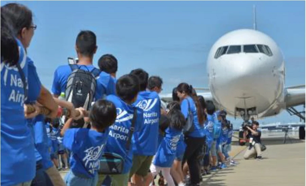 NAA、世界最大旅客機A380型機との綱引き大会　「空の日」の記念行事として